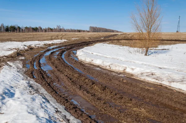 Bahar yollar yıkanmış. yoldan çekilin. yolda çamur