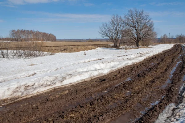 Bahar yollar yıkanmış. yoldan çekilin. yolda çamur
