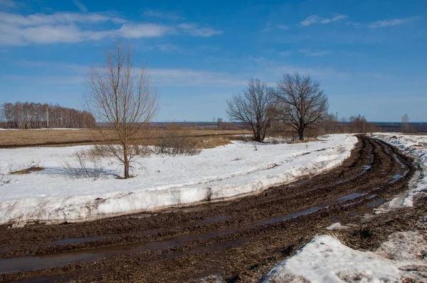 Bahar yollar yıkanmış. yoldan çekilin. yolda çamur