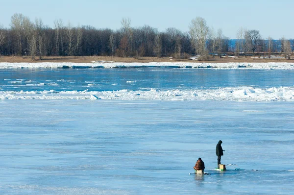 Nehir sel balıkçılar. Nehir buz balıkçılar yırtılmış. Nehir buz üzerinde son buz balıkçı ile. Rusya Tataristan Kama Nehri erken Bahar
