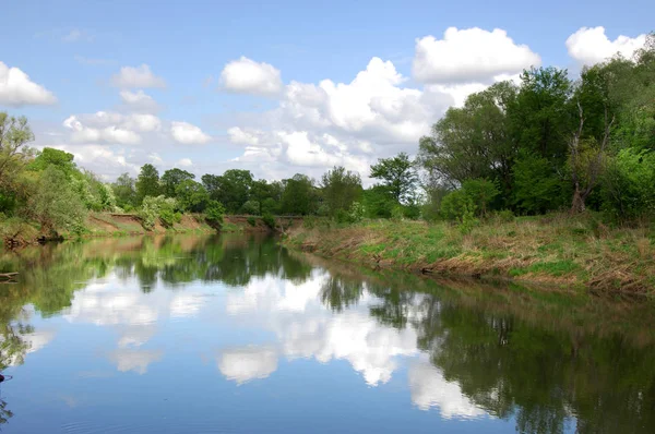 Rzeka Wiosna Rzeki Wiosna Lasu Charakter Kompozycji Reflexion Chmur Rzece — Zdjęcie stockowe