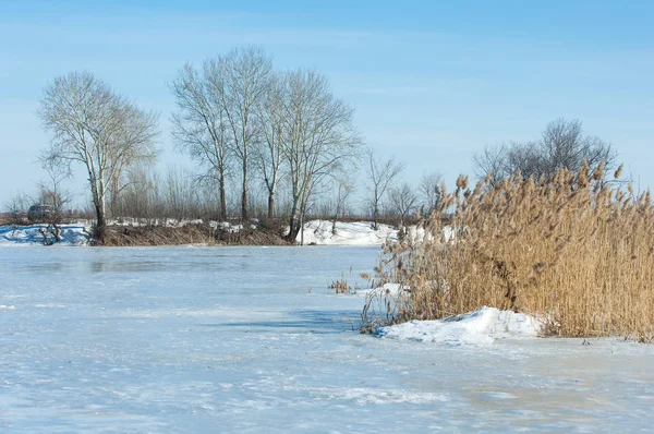 Donmuş gölün bahar. Bahar buz