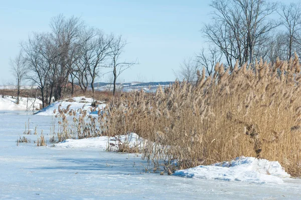 Donmuş gölün bahar. Bahar buz