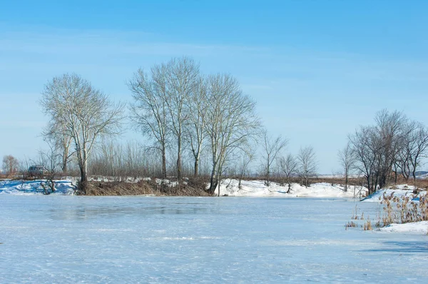 Donmuş gölün bahar. Bahar buz