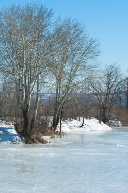 Donmuş gölün bahar. Bahar buz