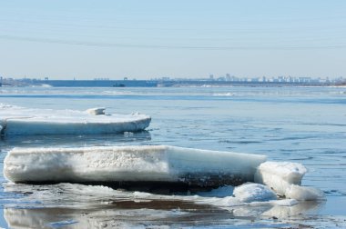 Nehir ile kırık buz buz Tepecik bahar Nehri üzerinde. manzara yakın çekim buz drift güneşli bir bahar Nehri üzerinde