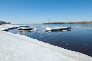 Nehir ile kırık buz buz Tepecik bahar Nehri üzerinde. manzara yakın çekim buz drift güneşli bir bahar Nehri üzerinde