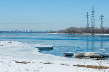 Nehir ile kırık buz enerji ayağı. buz Tepecik bahar Nehri üzerinde. manzara yakın çekim buz drift güneşli bir bahar Nehri üzerinde
