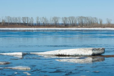 Nehir ile kırık buz buz Tepecik bahar Nehri üzerinde. manzara yakın çekim buz drift güneşli bir bahar Nehri üzerinde