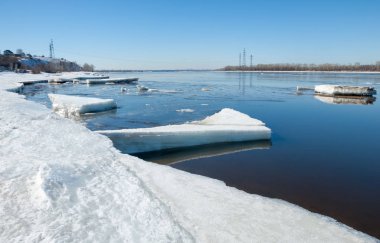 Nehir ile kırık buz buz Tepecik bahar Nehri üzerinde. manzara yakın çekim buz drift güneşli bir bahar Nehri üzerinde