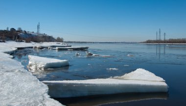 Nehir ile kırık buz buz Tepecik bahar Nehri üzerinde. manzara yakın çekim buz drift güneşli bir bahar Nehri üzerinde