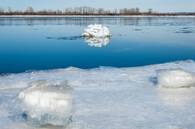 Bahar sel, buzlu su, erken Bahar Nehri üzerinde. Rusya Tataristan Kama Nehri erken Bahar