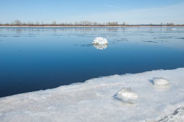 Bahar sel, buzlu su, erken Bahar Nehri üzerinde. Rusya Tataristan Kama Nehri erken Bahar