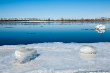 Bahar sel, buzlu su, erken Bahar Nehri üzerinde. Rusya Tataristan Kama Nehri erken Bahar