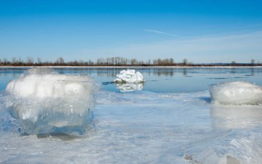 Bahar sel, buzlu su, erken Bahar Nehri üzerinde. Rusya Tataristan Kama Nehri erken Bahar