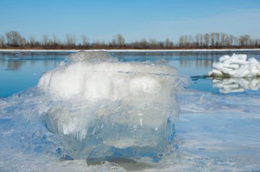 Bahar sel, buzlu su, erken Bahar Nehri üzerinde. Rusya Tataristan Kama Nehri erken Bahar
