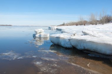 Bahar sel, buzlu su, erken Bahar Nehri üzerinde. Rusya Tataristan Kama Nehri erken Bahar