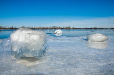 Bahar sel, buzlu su, erken Bahar Nehri üzerinde. Rusya Tataristan Kama Nehri erken Bahar