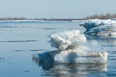 Bahar sel, buzlu su, erken Bahar Nehri üzerinde. Rusya Tataristan Kama Nehri erken Bahar