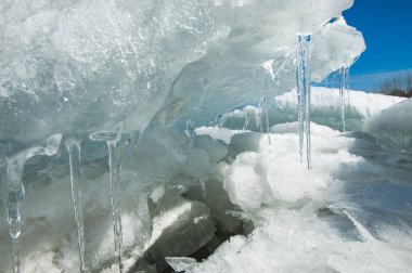 doku. buz. Donmuş buz Nehri üzerinde.