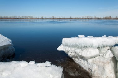 Bahar sel, buzlu su, erken Bahar Nehri üzerinde. Rusya Tataristan Kama Nehri erken Bahar