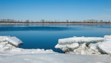 Bahar sel, buzlu su, erken Bahar Nehri üzerinde. Rusya Tataristan Kama Nehri erken Bahar