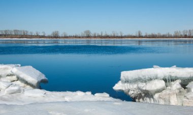 Bahar sel, buzlu su, erken Bahar Nehri üzerinde. Rusya Tataristan Kama Nehri erken Bahar