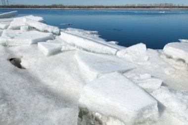 Bahar sel, buzlu su, erken Bahar Nehri üzerinde. Rusya Tataristan Kama Nehri erken Bahar