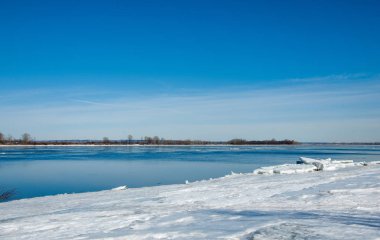 Bahar sel, buzlu su, erken Bahar Nehri üzerinde. Rusya Tataristan Kama Nehri erken Bahar