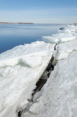 Bahar sel, buzlu su, erken Bahar Nehri üzerinde. Rusya Tataristan Kama Nehri erken Bahar