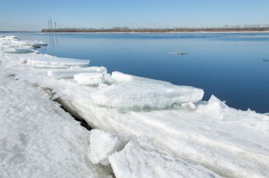 Bahar sel, buzlu su, erken Bahar Nehri üzerinde. Rusya Tataristan Kama Nehri erken Bahar