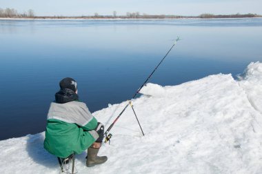 Nehir sel balıkçılar. Nehir buz balıkçılar yırtılmış. Nehir buz üzerinde son buz balıkçı ile. Rusya Tataristan Kama Nehri erken Bahar