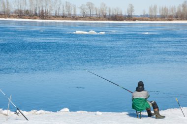 Nehir sel balıkçılar. Nehir buz balıkçılar yırtılmış. Nehir buz üzerinde son buz balıkçı ile. Rusya Tataristan Kama Nehri erken Bahar
