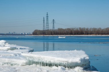 Bahar sel, buzlu su, erken Bahar Nehri üzerinde. Rusya Tataristan Kama Nehri erken Bahar