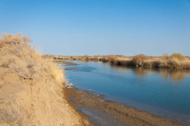 bahar bozkır nehirde. nehir sazlık ile büyümüş. saf zümrüt sudur