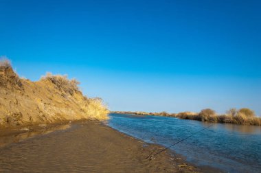 bahar bozkır nehirde. nehir sazlık ile büyümüş. saf zümrüt sudur