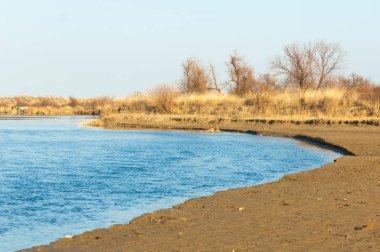 bahar bozkır nehirde. nehir sazlık ile büyümüş. saf zümrüt sudur