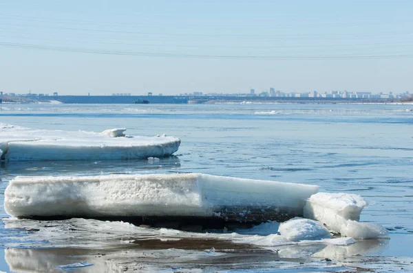Nehir ile kırık buz buz Tepecik bahar Nehri üzerinde. manzara yakın çekim buz drift güneşli bir bahar Nehri üzerinde