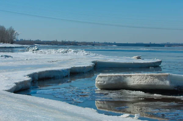 Río Con Hielo Roto Hummoquks Hielo Río Primavera Paisaje Acercamiento — Foto de Stock