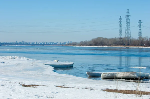 Nehir ile kırık buz enerji ayağı. buz Tepecik bahar Nehri üzerinde. manzara yakın çekim buz drift güneşli bir bahar Nehri üzerinde