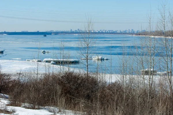 Nehir ile kırık buz buz Tepecik bahar Nehri üzerinde. manzara yakın çekim buz drift güneşli bir bahar Nehri üzerinde
