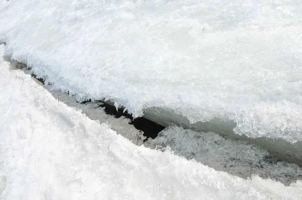 doku. buz. Donmuş buz Nehri üzerinde.