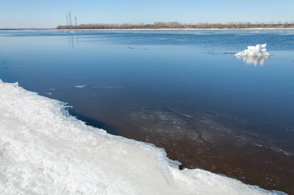 Bahar Sel Buzlu Erken Bahar Nehri Üzerinde Rusya Tataristan Kama — Stok fotoğraf