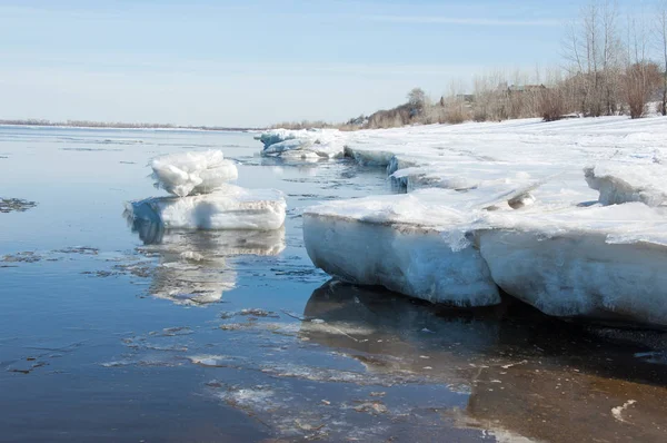 Bahar sel, buzlu su, erken Bahar Nehri üzerinde. Rusya Tataristan Kama Nehri erken Bahar