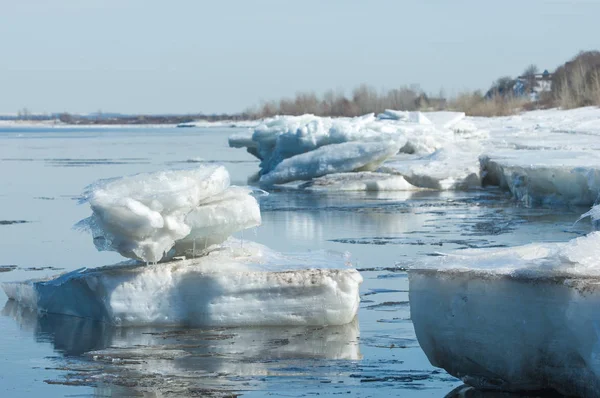 春の洪水 氷の水 川の春の早期 春の初めにロシアのタタールスタン共和国のカマ川 — ストック写真
