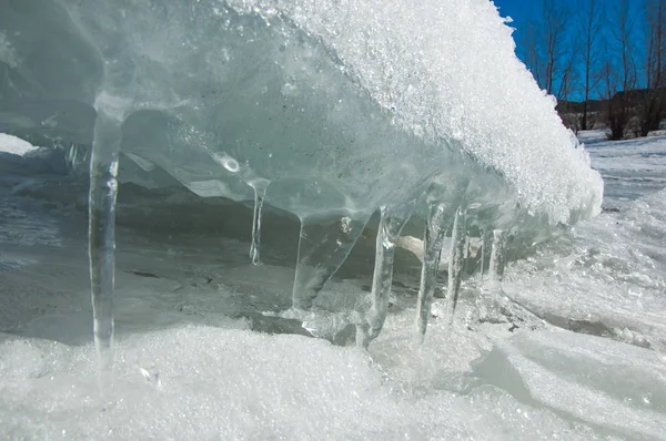 doku. buz. Donmuş buz Nehri üzerinde.