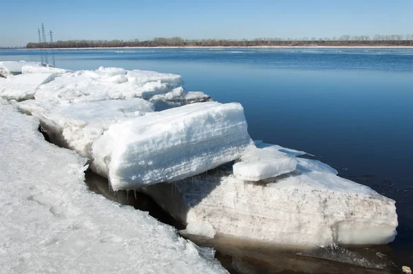 Bahar sel, buzlu su, erken Bahar Nehri üzerinde. Rusya Tataristan Kama Nehri erken Bahar