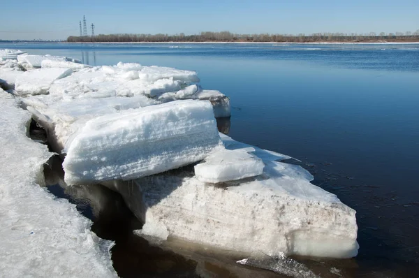 Bahar sel, buzlu su, erken Bahar Nehri üzerinde. Rusya Tataristan Kama Nehri erken Bahar