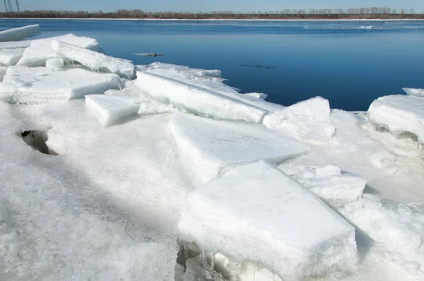 Bahar sel, buzlu su, erken Bahar Nehri üzerinde. Rusya Tataristan Kama Nehri erken Bahar