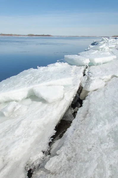 Bahar sel, buzlu su, erken Bahar Nehri üzerinde. Rusya Tataristan Kama Nehri erken Bahar